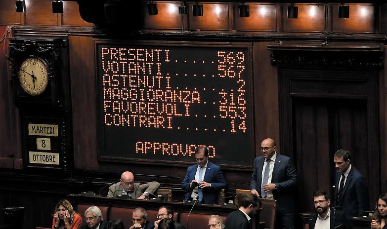 Tagliati 345 parlamentari, per il M5s &egrave; una &laquo;giornata storica&raquo;