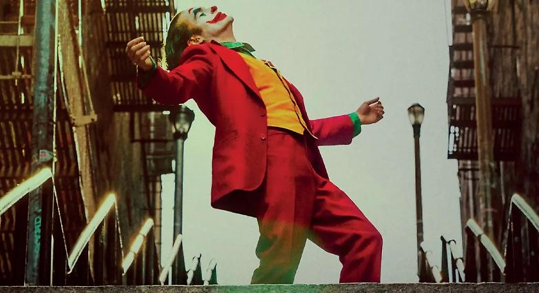 Tutti pazzi per Joker il giullare nichilista che incendia le masse