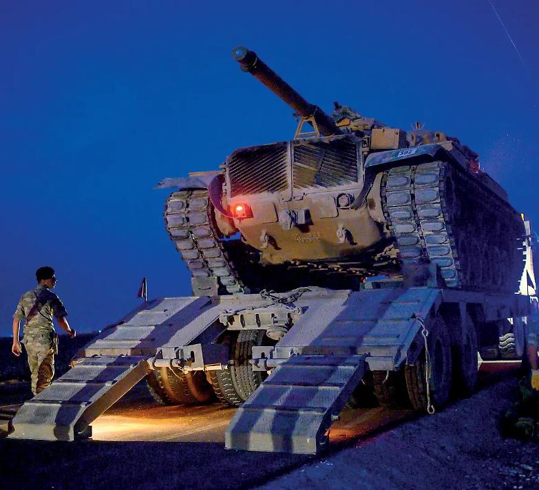 L'esercito di Erdogan entra in Siria, bombardamenti e vittime civili. La Ue: Fermatevi