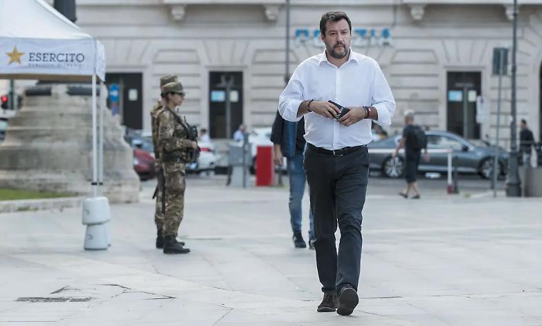 Centrodestra addio: Salvini convoca la piazza e cambia nome alla coalizione