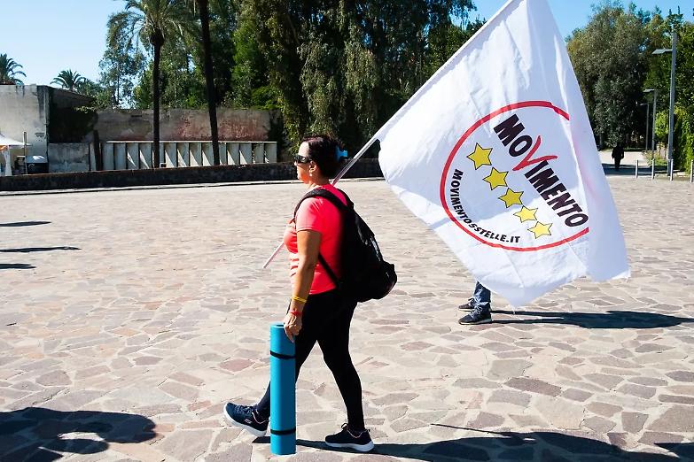 Un &laquo;vaffa&raquo; agli scettici dell'alleanza Pd-M5S. Grillo scalda "Italia a 5 Stelle"