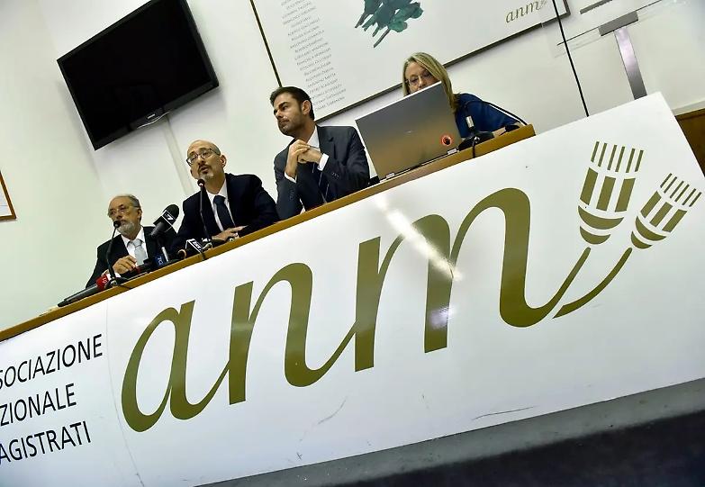 Lo strano allarme dell&rsquo;Anm: &laquo;Gli avvocati non votino sul lavoro di noi magistrati&raquo;