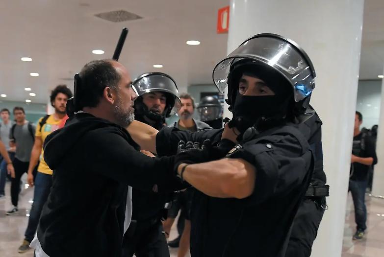 Catalogna scioperi e scontri annullata Barcellona- Real