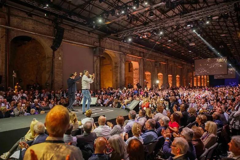 Tutto esaurito per la Leopolda. Renzi: &laquo;Il tempo delle tessere &egrave; finito&raquo;