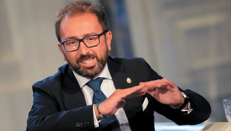 Manette agli evasori, un decreto fiscale firmato dal Guardasigilli. Il peso di Bonafede