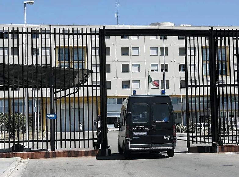 La lettera denuncia dei detenuti: &laquo;Qui a Lecce facciamo l&rsquo;ora d&rsquo;aria tra i miasmi delle fognature&raquo;