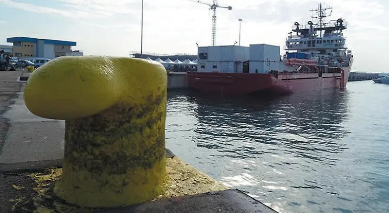 Ocean Viking, migranti a terra dopo 11 giorni. Salvini: &laquo;Il governo cala le braghe&raquo;