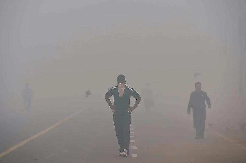 A Nuova Delhi l&rsquo;aria &egrave; irrespirabile: oltre cinque milioni di maschere anti gas distribuite nelle scuole