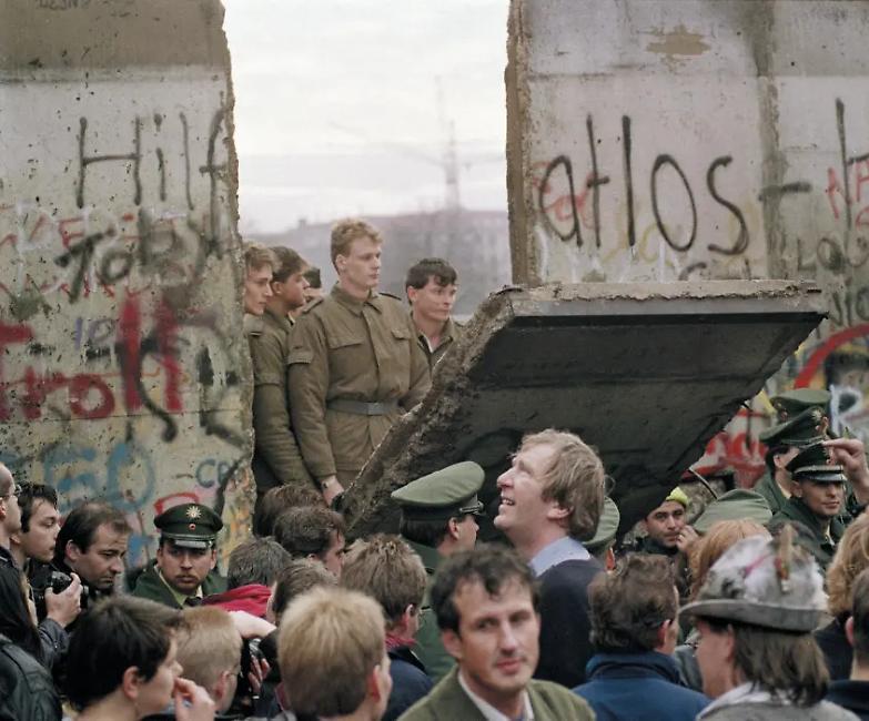 Il crollo del muro, quel giorno in cui la Guerra fredda fu archiviata a colpi di piccone