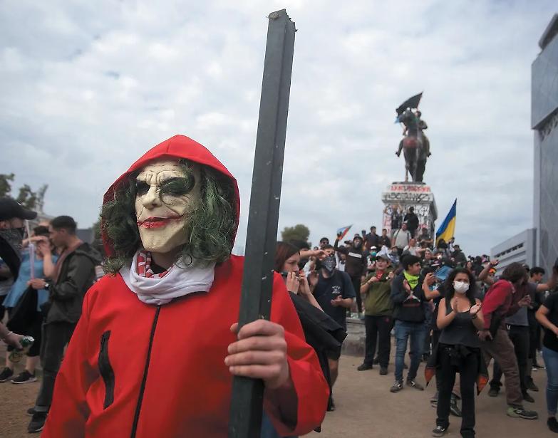 Da Beirut a Hong Kong, quando la Rivoluzione &egrave; un ballo in maschera