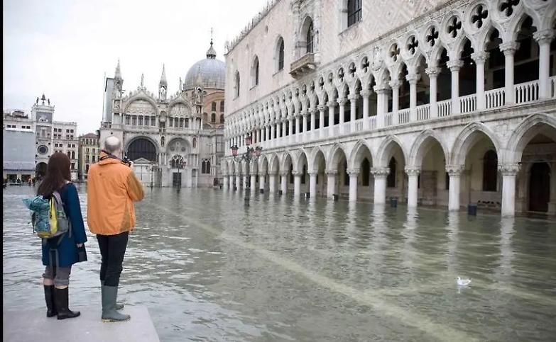 Venezia, la metafora di un Paese che affonda