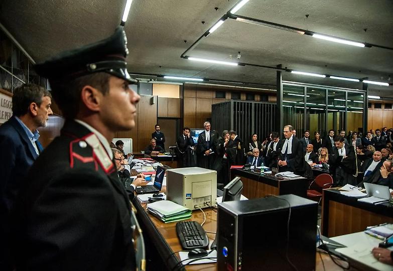 L&rsquo;altol&agrave; di avvocati, studiosi, magistrati: il processo infinito &egrave; degli Stati autoritari