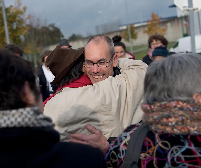 Torna in libert&agrave; l'ex no global Vincenzo Vecchi, niente estradizione verso l&rsquo;Italia