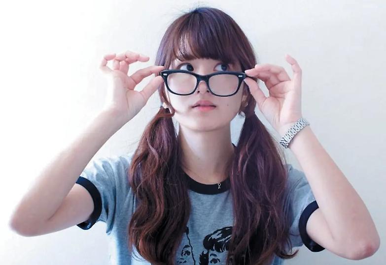 Giappone, occhiali vietati per le donne in ufficio