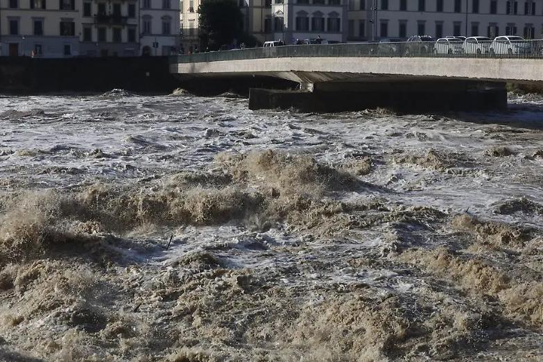 Firenze, colmo di piena per l'Arno