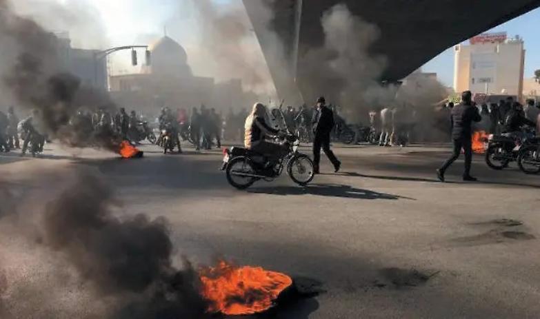 Iran in rivolta per il caro benzina. Il regime promette &laquo;repressione&raquo;