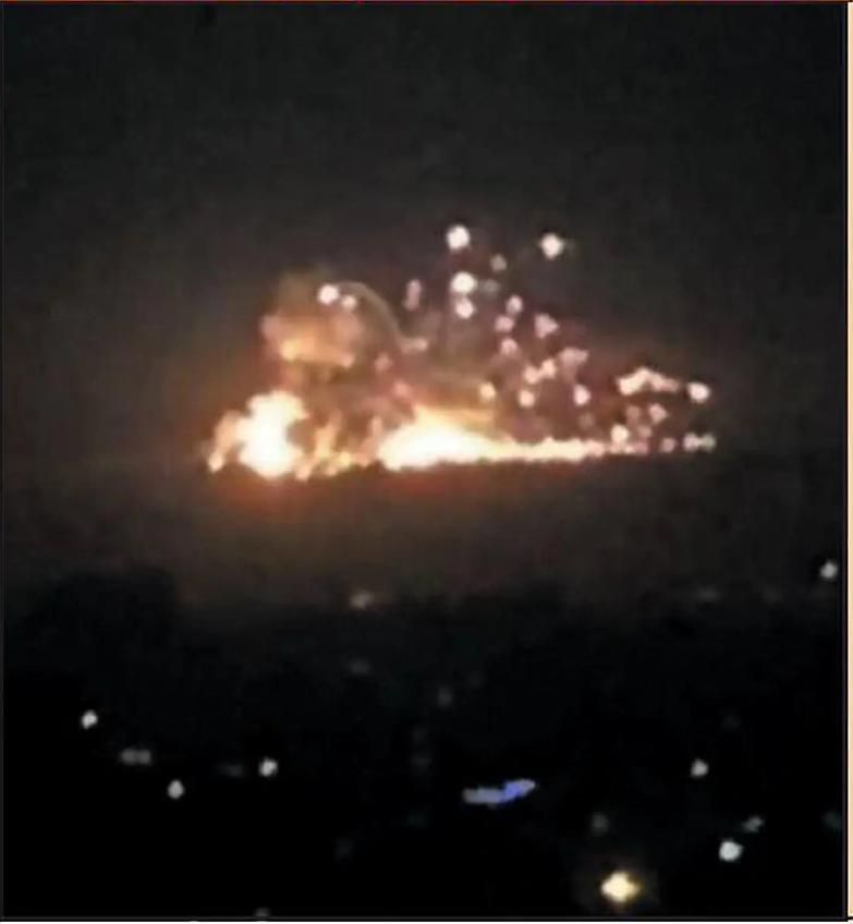 Siria, l&rsquo;esercito israeliano bombarda decine di obiettivi iraniani