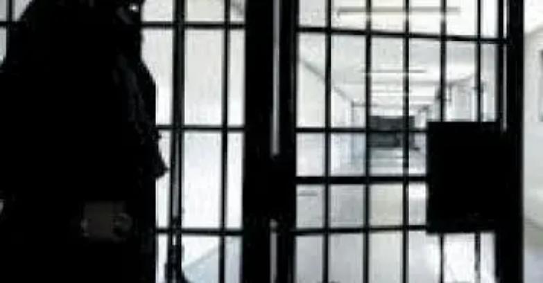 Ergastolo, non pu&ograve; camminare, protesta e finisce in una cella &ldquo;liscia&rdquo;