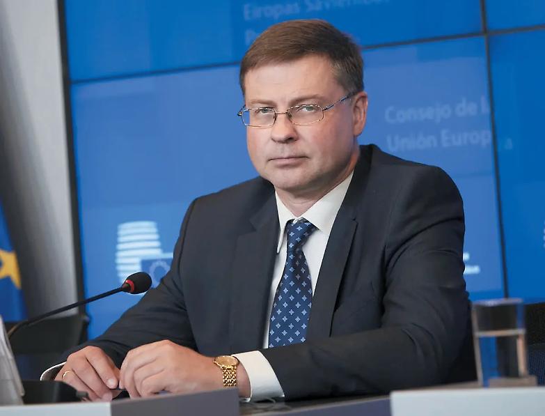 Manovra, ok con riserva dalla Ue: &laquo;Deficit e debito non sono conformi&raquo;