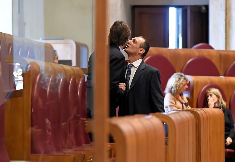 I 5 Stelle non sono pi&ugrave; i manettari di una volta