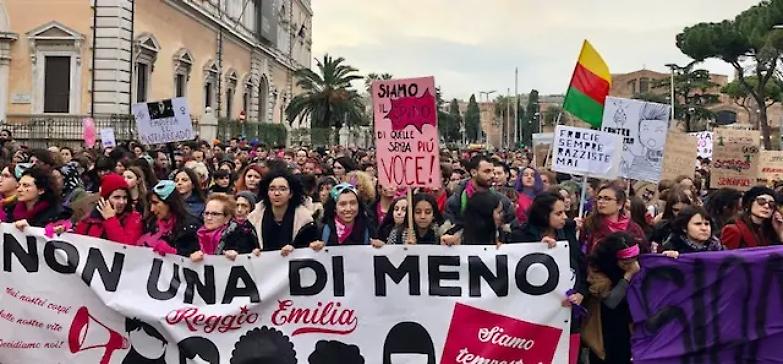 "Non una di meno" in piazza a Roma: una marea fucsia contro la violenza sulle donne