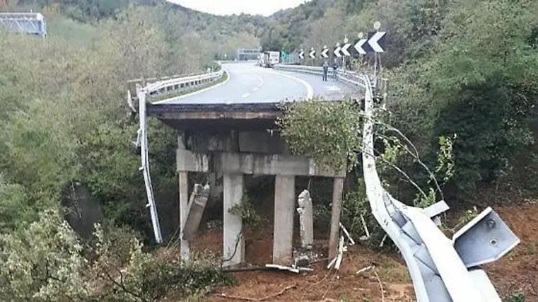 Crolla un viadotto tra Torino e Savona a causa di una frana