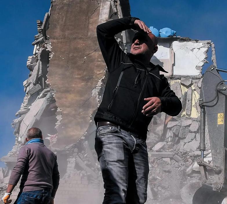 Terremoto in Albania, decine di vittime tra i palazzi crollati