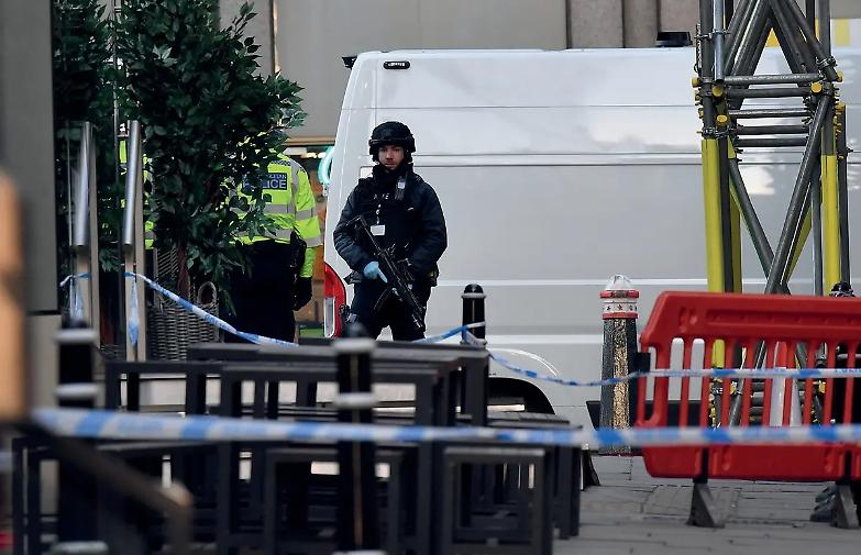 A Londra torna il terrore: accoltellati i passanti
