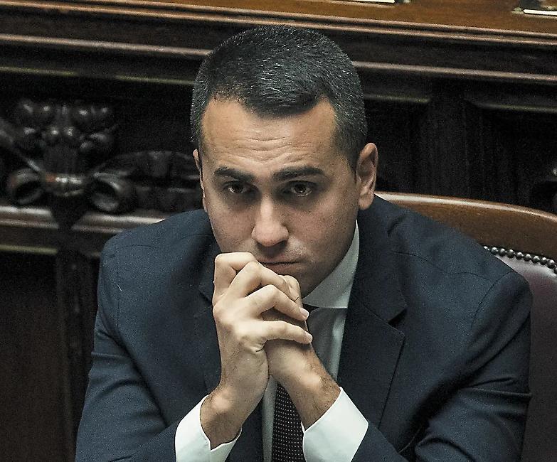 Scontro al Senato, Di Maio terreo. Scantona l&rsquo;applauso e poi convoca i suoi