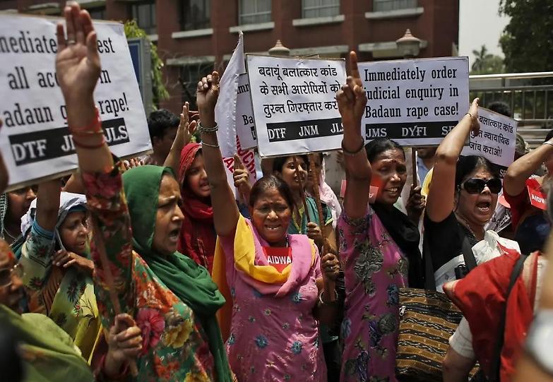 India, una giovane rapita, stuprata e bruciata viva