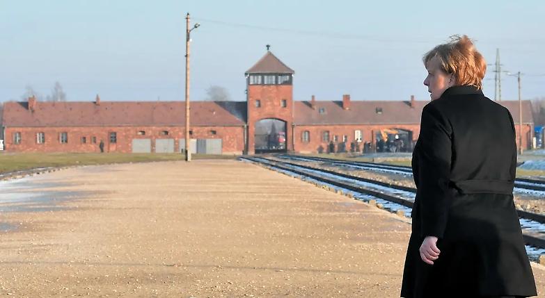 Merkel ad Auschwitz: &laquo;Una vergogna profonda&raquo;