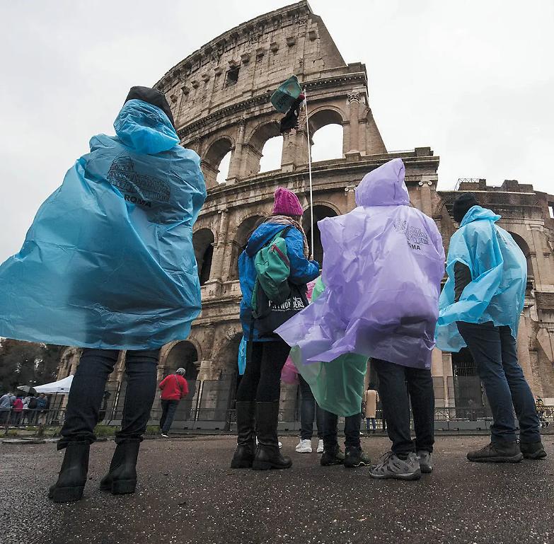 Maltempo, polemiche per la chiusura delle scuole a Roma