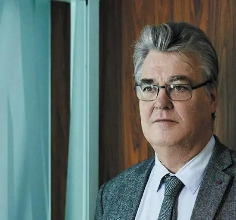 Francia, una sberla per Macron. Lascia "monsieur pensioni"