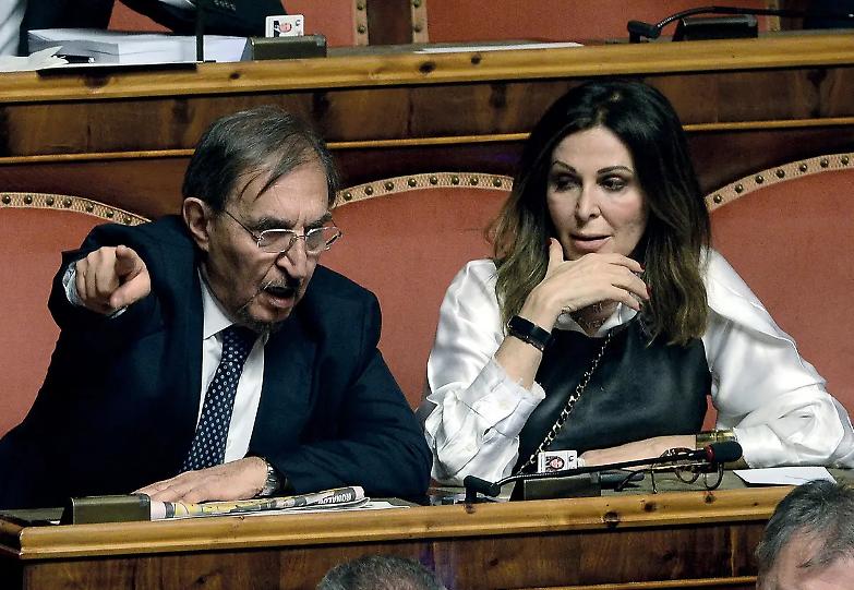 Manovra, stop alla cannabis light. Airola (5S) &laquo;&Egrave; golpe&raquo;, La Russa: &laquo;Drogato&raquo;