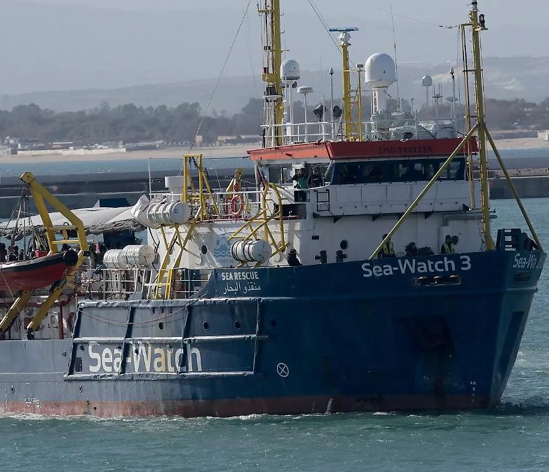 Sea Watch, la nave di Carola Rackete torna di nuovo in mare