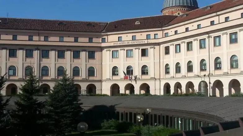 Asti, il giudice legge la sentenza prima di aver ascoltato la difesa