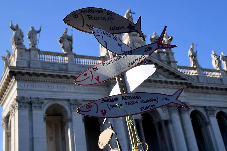 Il bel No delle Sardine e quei corpi tornati in piazza