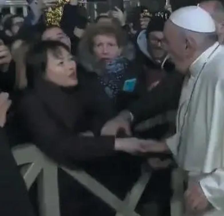 Papa Bergoglio, lo schiaffo e le scuse: &laquo;Anche io perdo la pazienza&raquo;