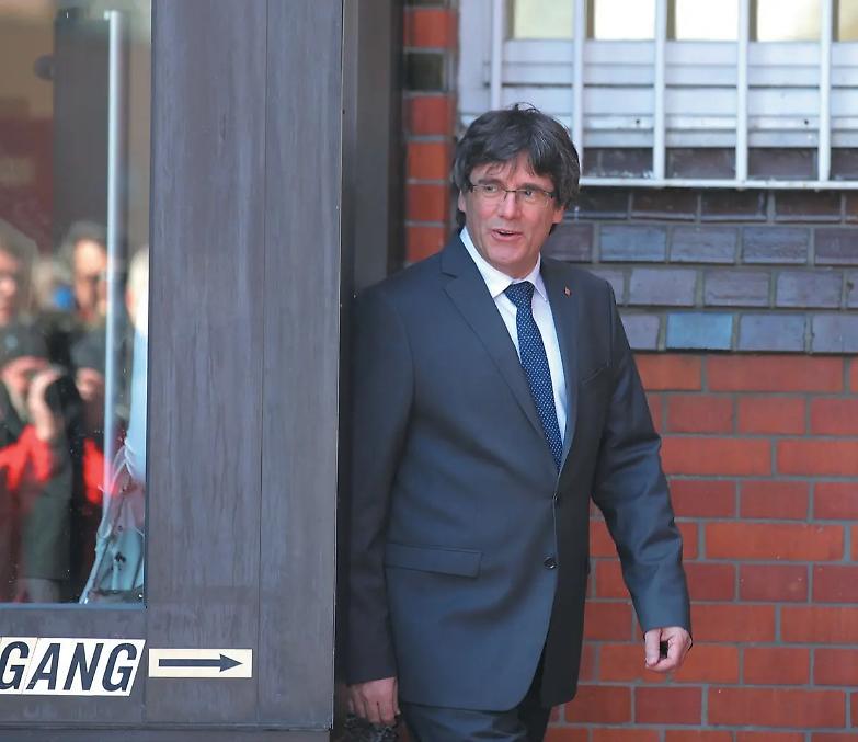 Catalogna, il Belgio sospende l&rsquo;estradizione di Puigdemont