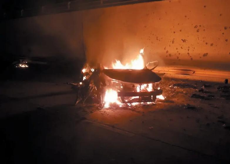 La guerra di Trump: migliaia ai funerali del generale Soleimani e Teheran minaccia: &laquo;Morte agli Usa&raquo;