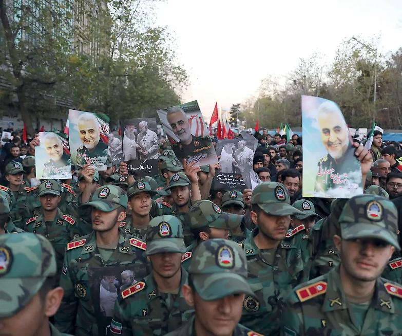 Iran, milioni in piazza per Soleimani. &laquo;Per gli Usa sar&agrave; un altro Vietnam&raquo;