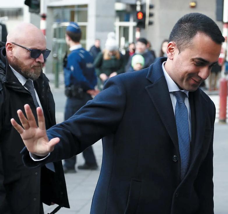 M5S, parte la caccia ai morosi ma gli addii aumentano