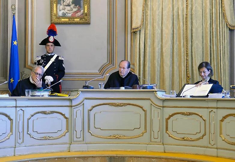 Domiciliari per poter accudire i figli disabili: decider&agrave; la Consulta