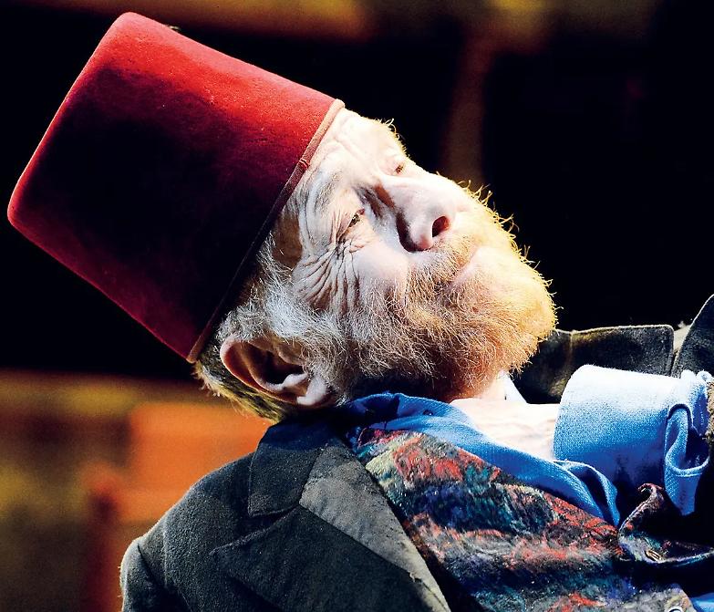 Ombre, luci e fantasmi: Lavia incontra Pirandello e ci regala un&rsquo;altra magia