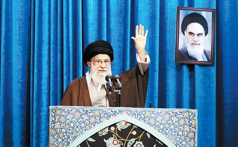 Khamenei torna in piazza: &laquo;Trump &egrave; un pagliaccio&raquo;
