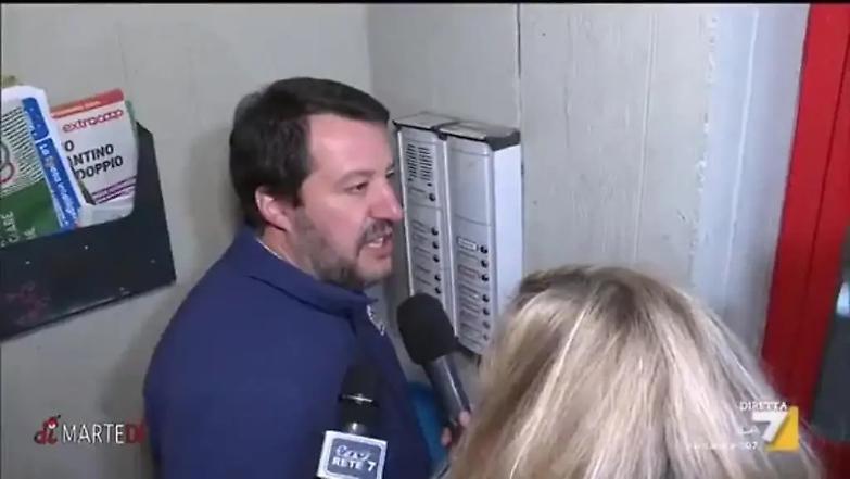 Salvini citofona al cittadino tunisino: "Scusi lei spaccia?"