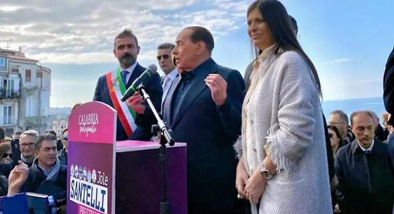 Berlusconi a un comizio pro Santelli in Calabria: "La conosco da 26 anni e non me l'ha mai data"