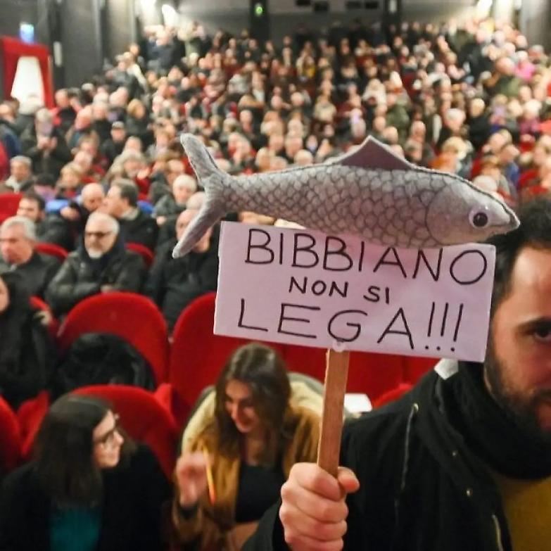 Salvini e sardine: le due piazze di Bibbiano si sfidano