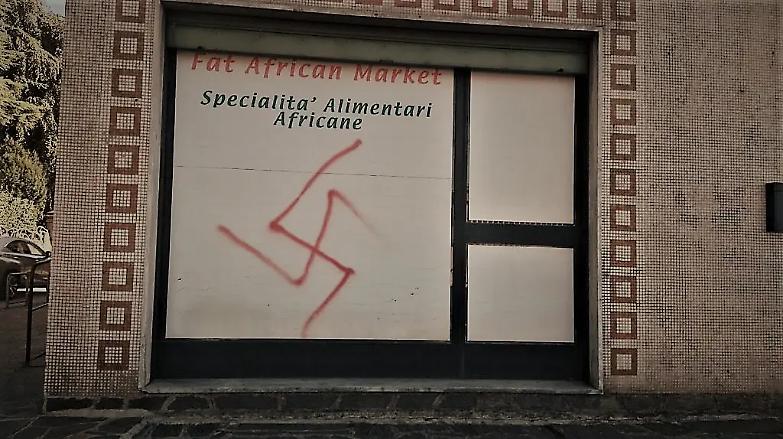 Brescia, svastiche e insulti razzisti sul bar gestito da una italo-marocchina