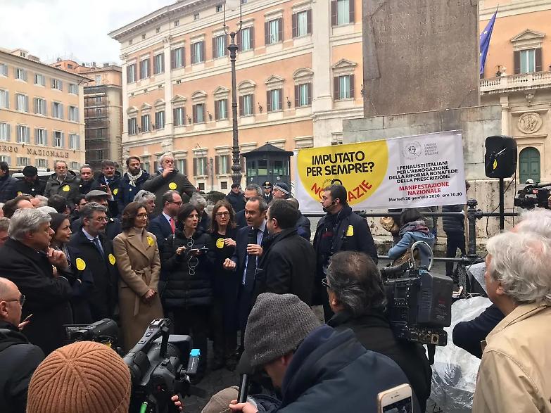 I penalisti scendono in piazza: &laquo;Questa prescrizione &egrave; una sciagura&raquo;